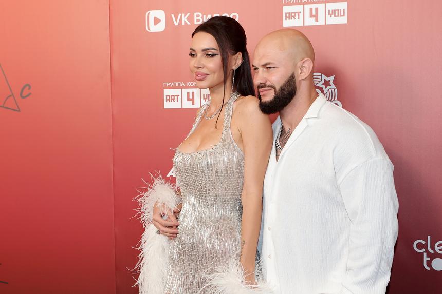 Оксана Самойлова приехала в суд с режиссером реалити-шоу