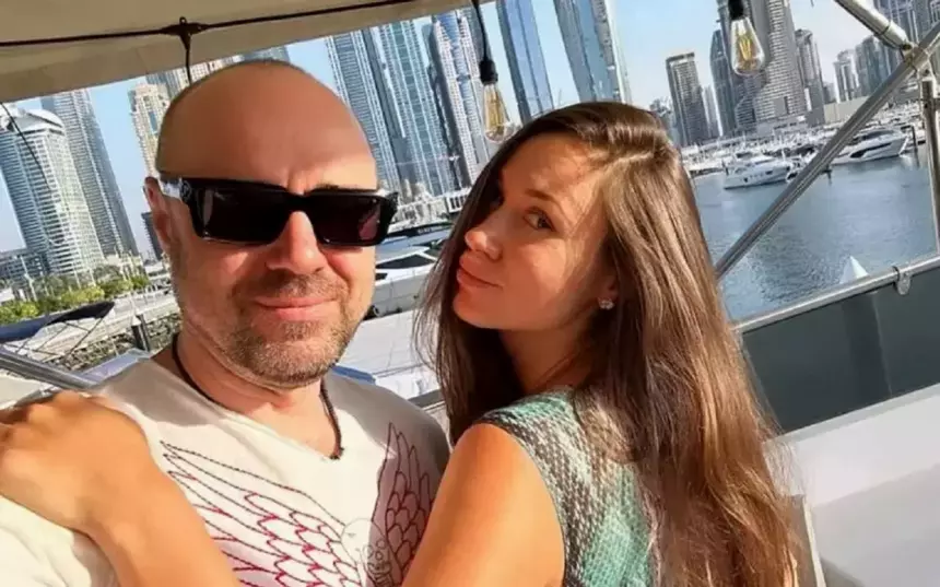 40-летняя Елена Товстик пришла в храм после пластической операции в Дубае