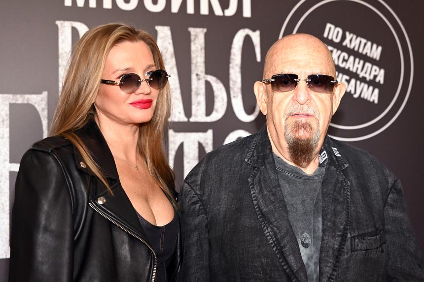 «Да, это обручальные кольца»: Михаил Шуфутинский тайно женился на молодой возлюбленной