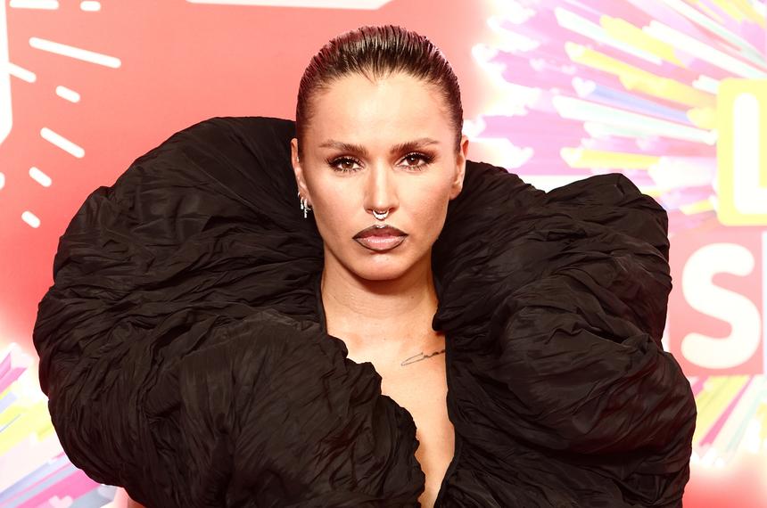 «До последнего надеялась, что закроет все долги передо мной»: Zivert отреклась от оскандалившегося Овечкина