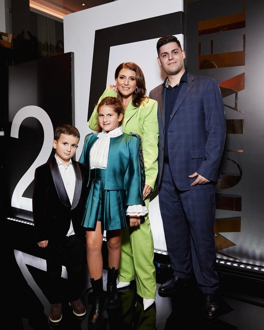 Жасмин с детьми - Мироном, Маргаритой и Михаилом