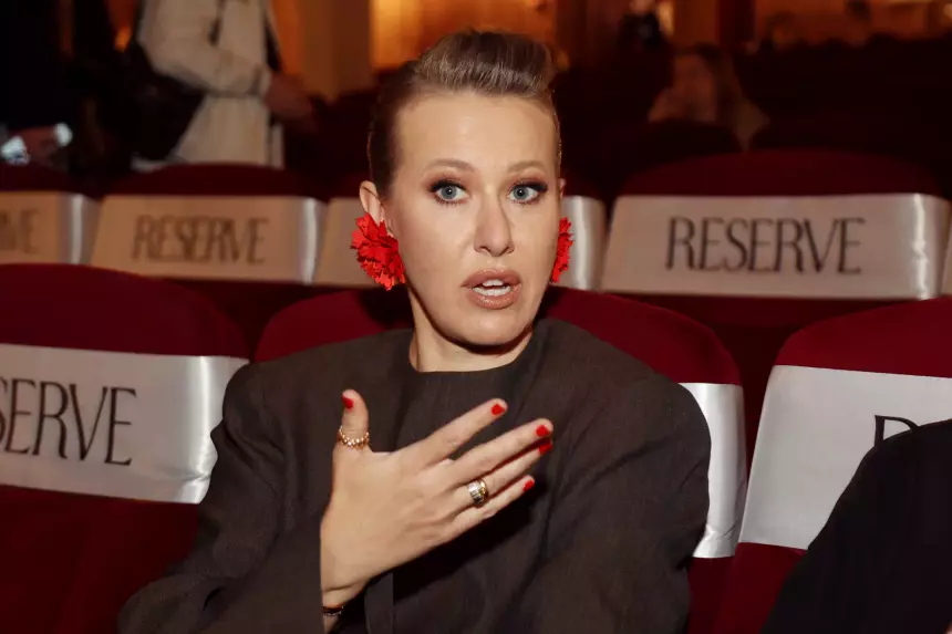 91-летний Познер встал на одно колено, чтобы сфотографировать Собчак в Париже