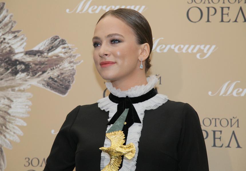 Актрису Аглаю Тарасову тайно вывезли из здания суда на черном BMW