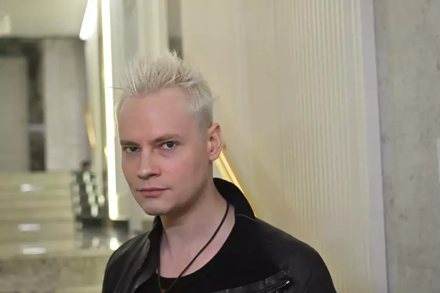 «Настоящий, без всяких дуэтов с Лепсом»: фанаты SHAMAN восхитились его новой песней, которую он исполнил соло