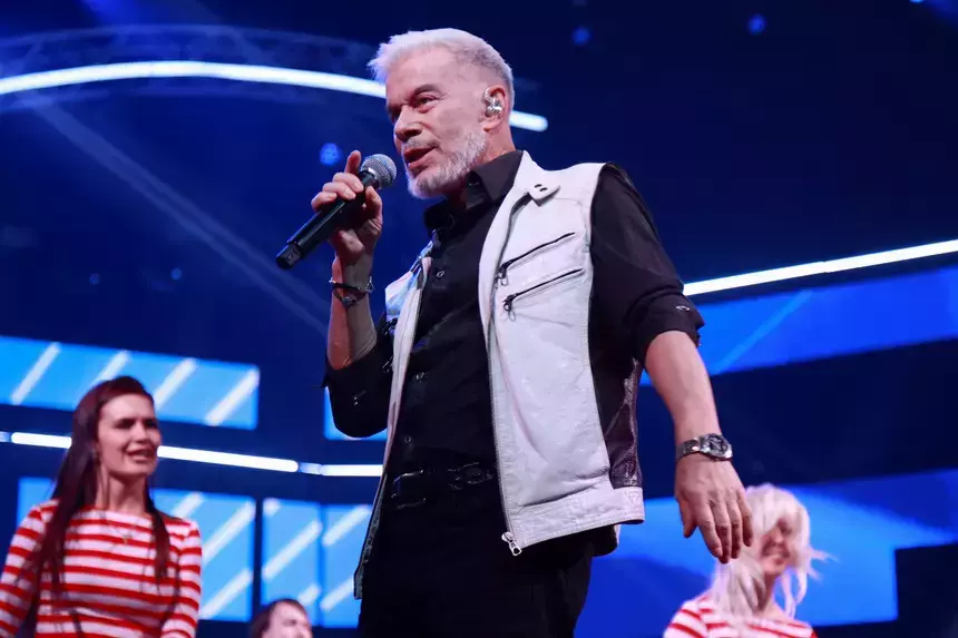 Певец Олег Газманов отправил подписанные гитары бойцам СВО