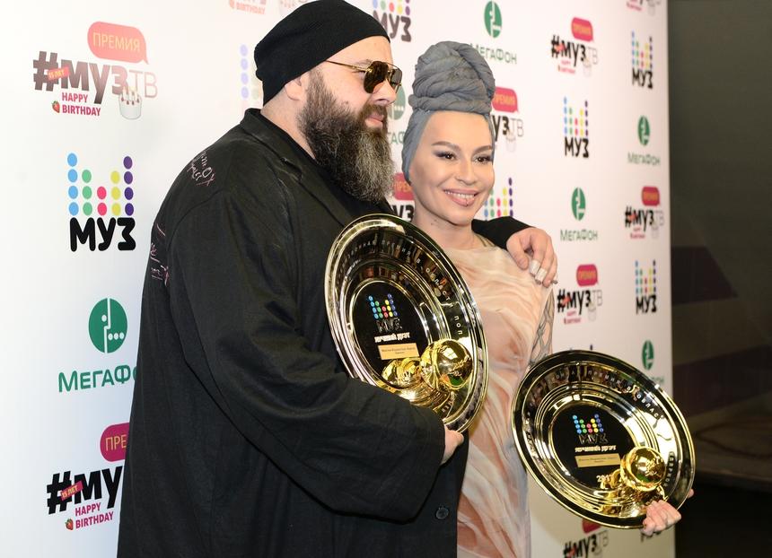 Сделавшая татуировку с Бандерой певица Наргиз снова спела на русском в США