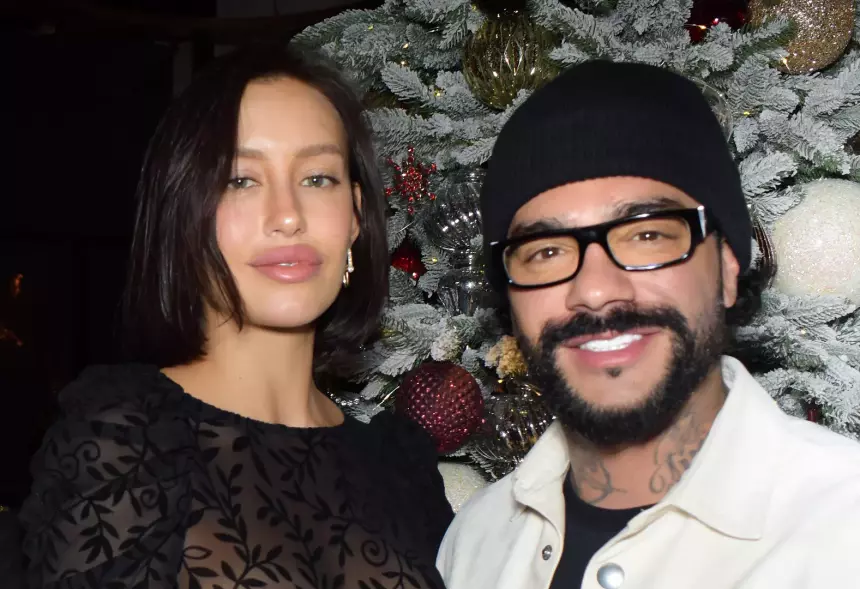 Родила три месяца назад: невеста Тимати Валентина Иванова снялась в миниатюрном купальнике на отдыхе с дочкой