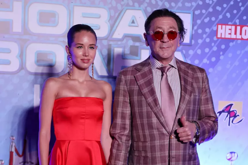 «Буду пугать животом»: 19-летняя невеста Григория Лепса в ожидании свадьбы примерила белое платье