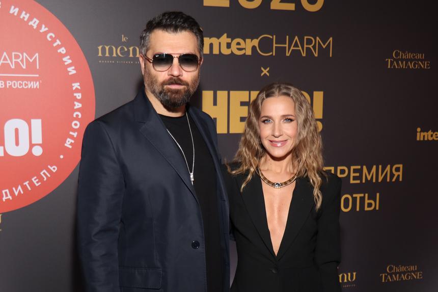 «Мне покупаешь одежду?»: Чумаков и Ковальчук поссорились на красной дорожке премии