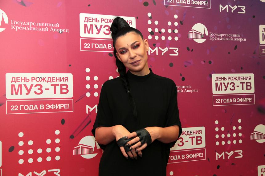 Елка убрала упоминание украинского аэропорта из своего хита на концерте в Москве