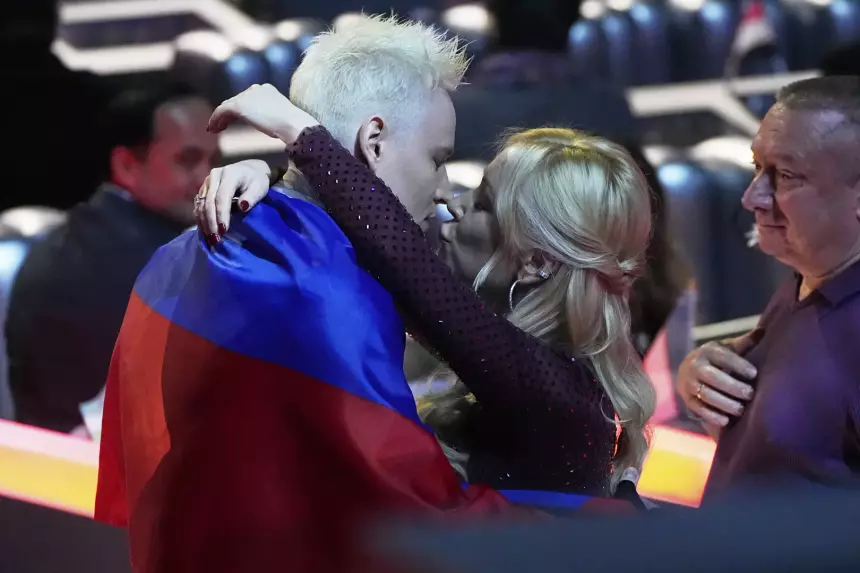 Невеста бросила букет фанаткам: SHAMAN и Екатерина Мизулина расписались на капоте машины