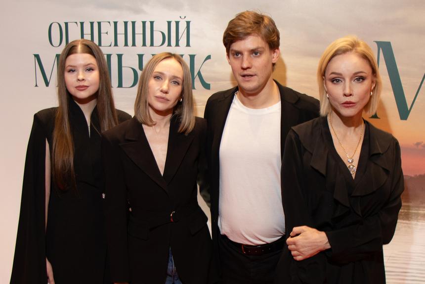 Актер Павел Табаков появился с мамой и девушкой на премьере фильма