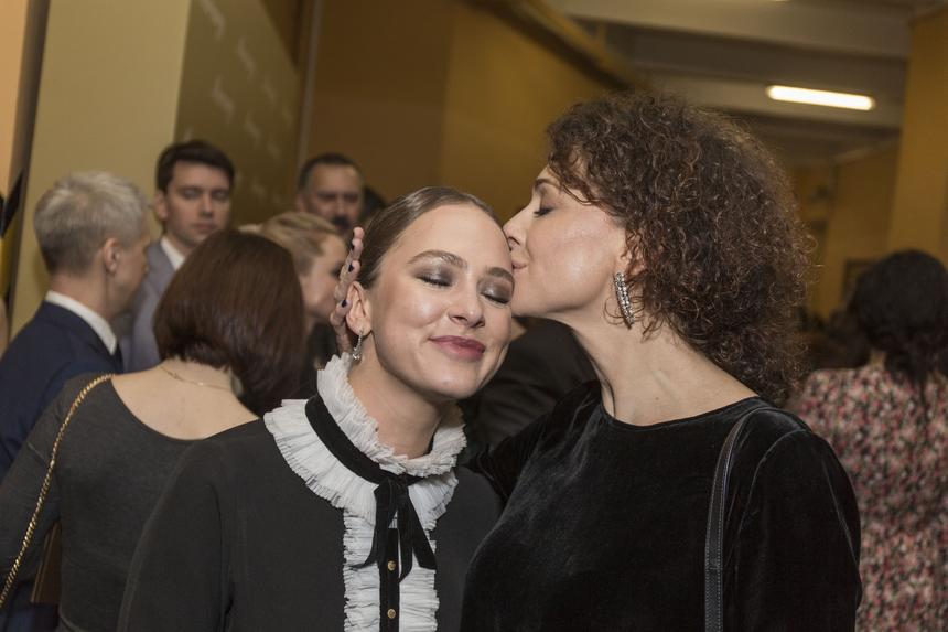 Актриса Аглая Тарасова приехала с матерью Ксенией Раппопорт на заседание суда