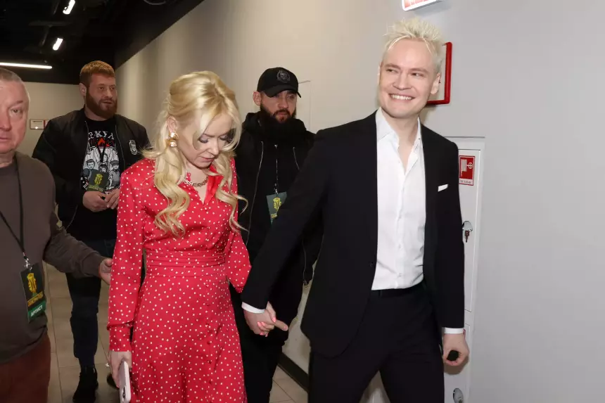 «Не просто платье и костюм»: сколько стоят свадебные наряды певца SHAMAN и Мизулиной