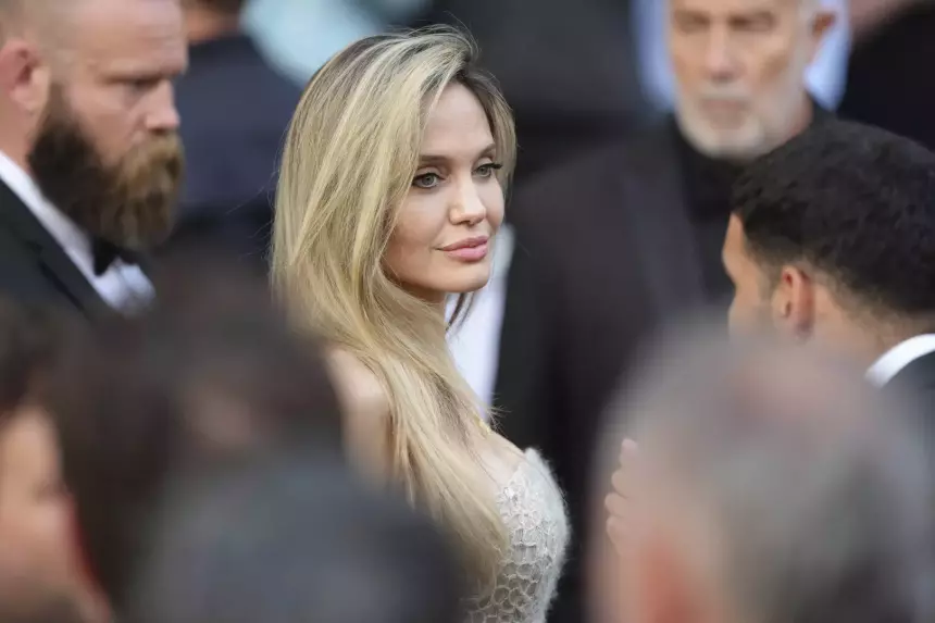 На Украине мобилизовали охранника Анджелины Джоли во время ее поездки в Херсон