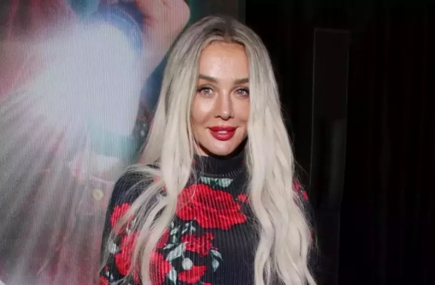 Закричал и выбежал из кадра: Анна Седокова надоела сыну Гектору своими цветами и съемками