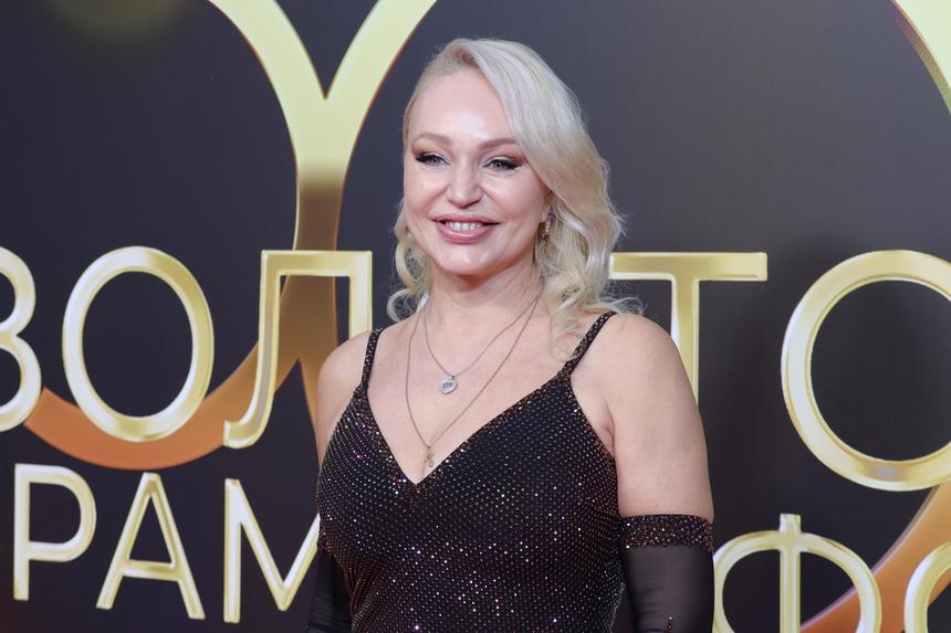 Довлатова объяснила выбор платья, в котором ее сравнили со «сбежавшим тестом»