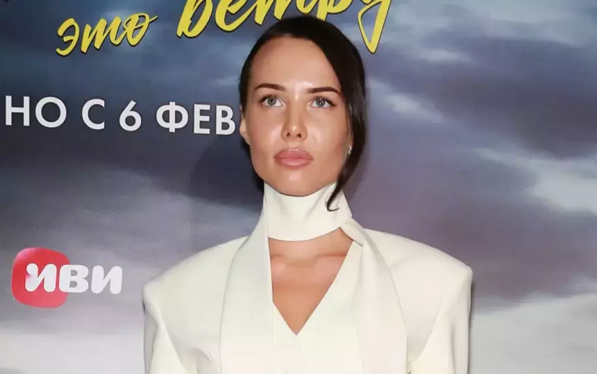 Модель Анастасия Решетова решилась на болезненную косметологическую процедуру