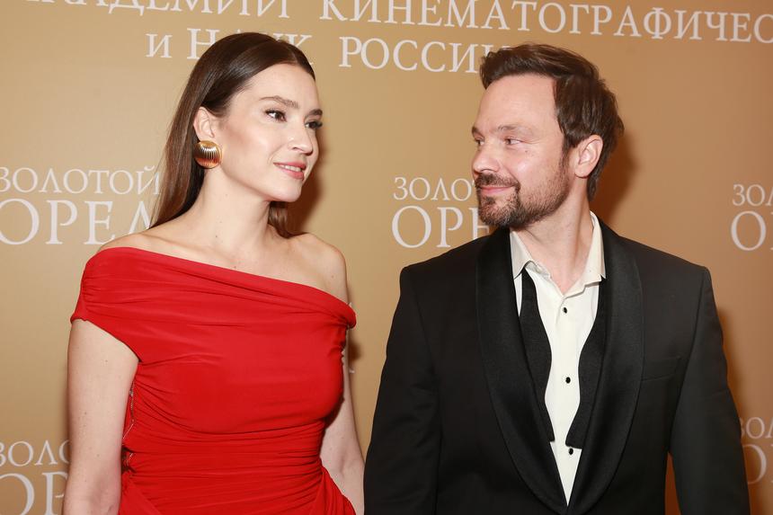 «Сладкий ноябрь»: актер Алексей Чадов поделился новыми кадрами с супругой на отдыхе