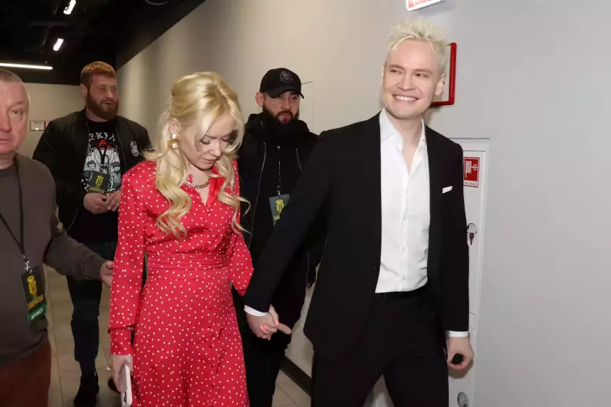 «Кен и Барби заселяются в вип-домик»: Собчак высмеяла свадьбу SHAMAN и Мизулиной