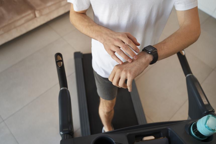 Находящегося на больничном мужчину уволили из-за приложения для подсчета шагов