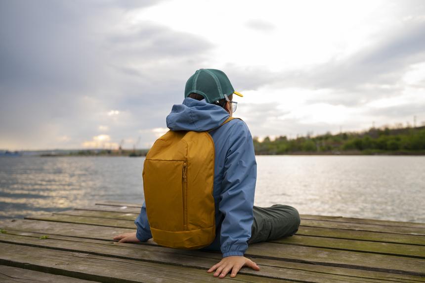 В Подмосковье прохожие обратили внимание на семилетнего курьера с термосумкой