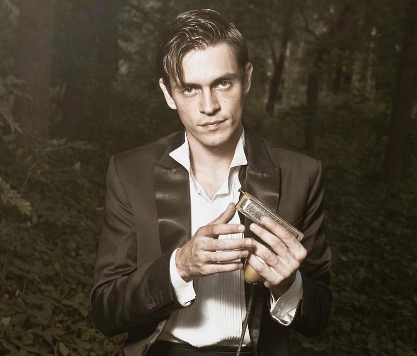 «Губная гармошка спасала меня не один раз»: интервью с музыкантом Алексом Соловьевым