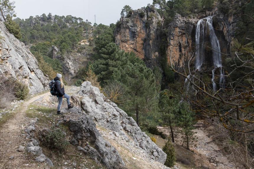 Туристы получили травмы, сорвавшись со склона гор в ущелье в Карачаево-Черкесии