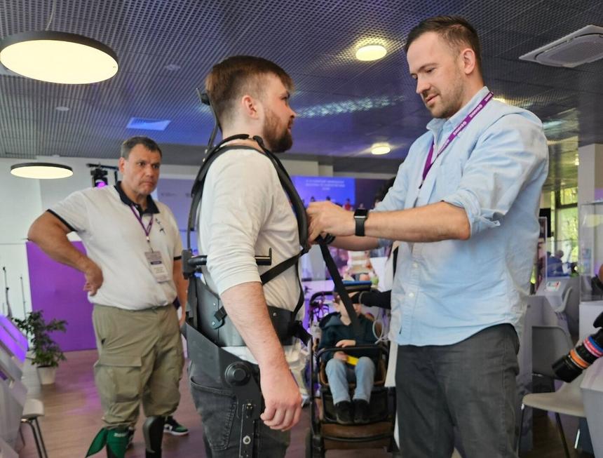 Бизнесмен Ткачев назвал стоимость экзоскелетов «Напарник» для переноса тяжестей