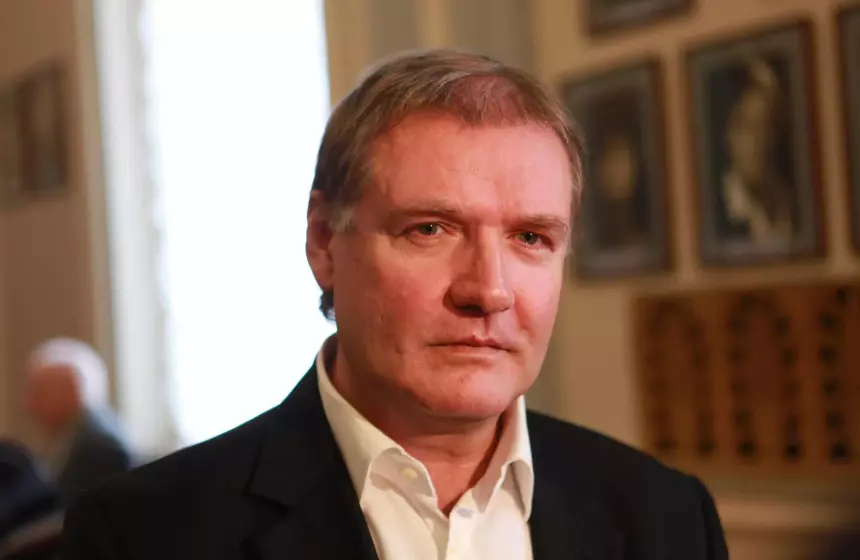 Церемония проходит в сопровождении музыки из спектаклей: сыновья Симонова с трудом сдерживают слезы на похоронах