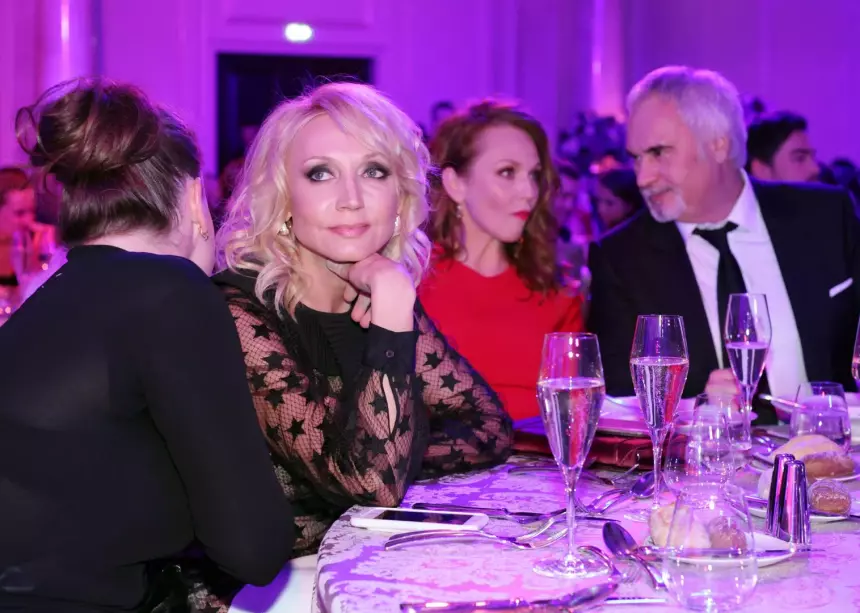 Возрождает песни из нулевых: эмигрировавшая в США Кристина Орбакайте снимает клипы в заброшках