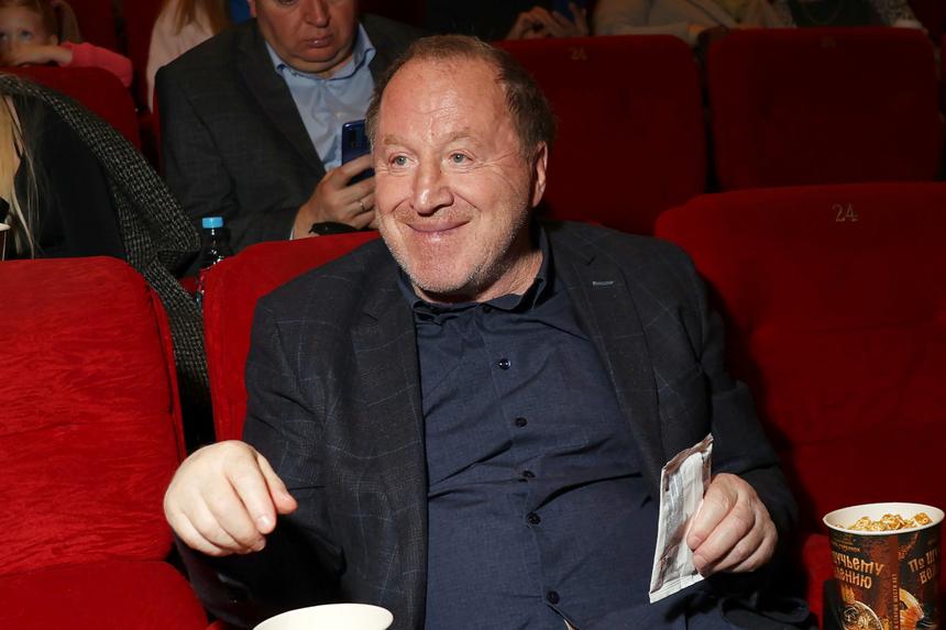 Актера Владимира Стеклова экстренно прооперировали с помощью робота в Москве