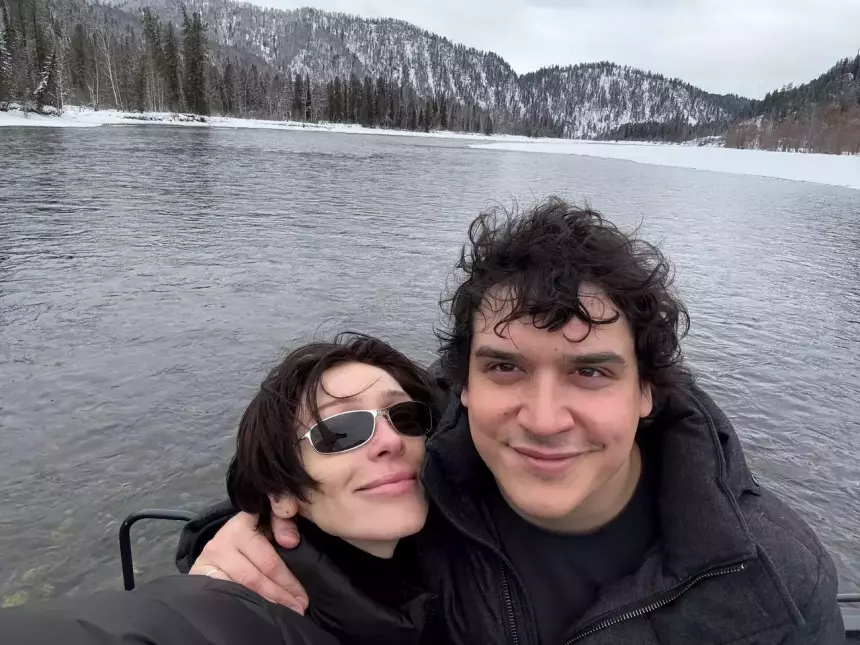 Настя Ивлеева показала фото с мужем Филиппом Бегаком из ЗАГСа в Мурманске