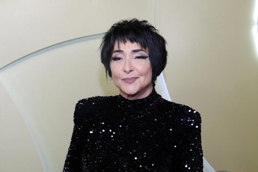 В Сети обратили внимание на 71-летнего басиста певицы Лолиты Милявской