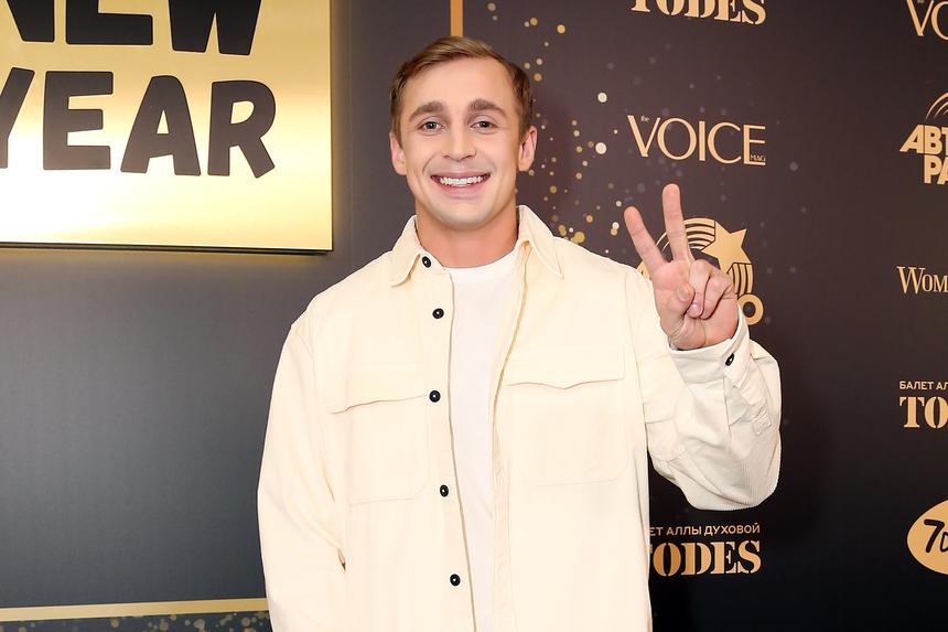 Известный российский блогер и музыкант Саша Стоун попал в больницу с травмой ноги