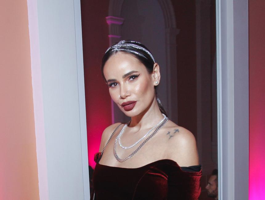 «Вы просили показать, кто воспитал Степанчика»: будущая свекровь Айзы прилетела к ней на Бали