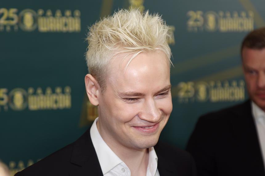 «На сцене вообще много чего мешает»: музыкант объяснил, зачем SHAMAN хватался за его гитару на концерте