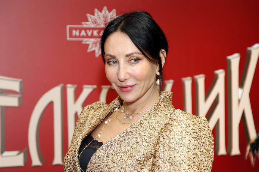 «Жениться не собирается»: Алика Смехова опубликовала редкие кадры с младшим сыном в особый день