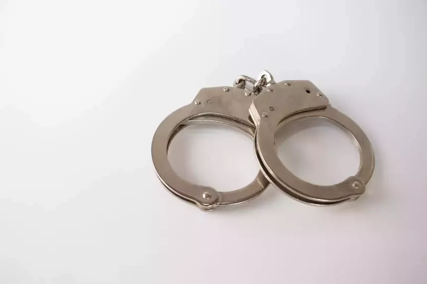 Положили лицами в снег и отвезли в ИВС: банду подростков, которые избили полицейского, задержали