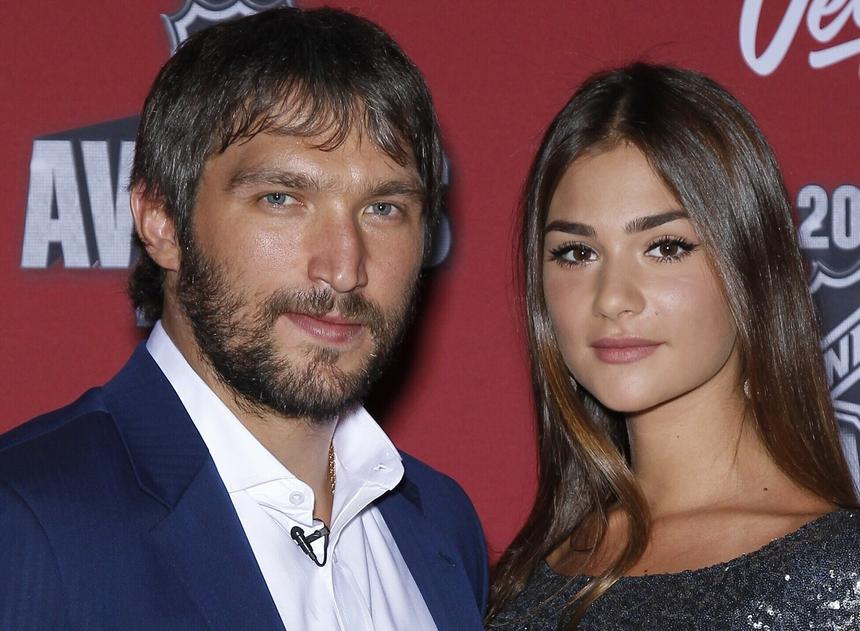 Жена хоккеиста Александра Овечкина отметила день рождения в Стамбуле без мужа