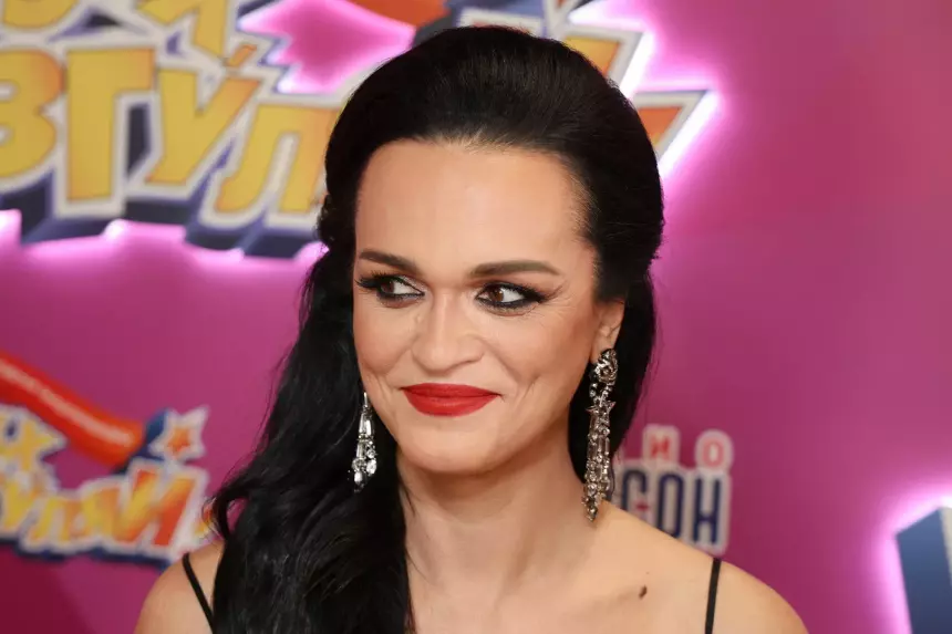 «Оказалось, что мы любим пить один и тот же виски»: певица Слава рассказала о встрече с Пугачевой