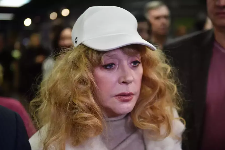 «Вокруг никого»: Алла Пугачева показала крупным планом лицо во время прогулки