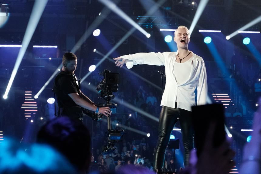 «Чувак преподносит себя как „я русский“, а ходит в кожаных штанах»: SHAMAN раскритиковали за образы на сцене