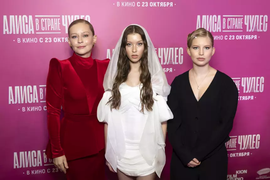 «Хочется защитить от злых людей»: Юлия Пересильд вступилась за 16-летнюю дочь, подвергшуюся волне хейта