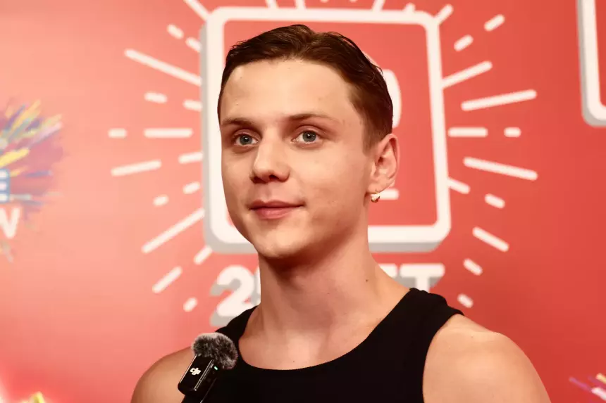 Ваня Дмитриенко выступил в вузе, где он учится на режиссера