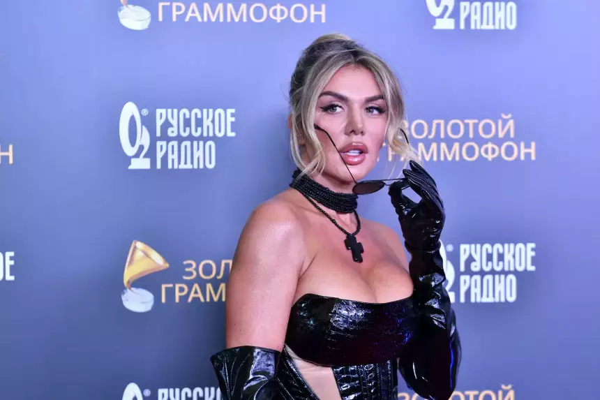 Анна Седокова после вечеринки проснулась дома не одна