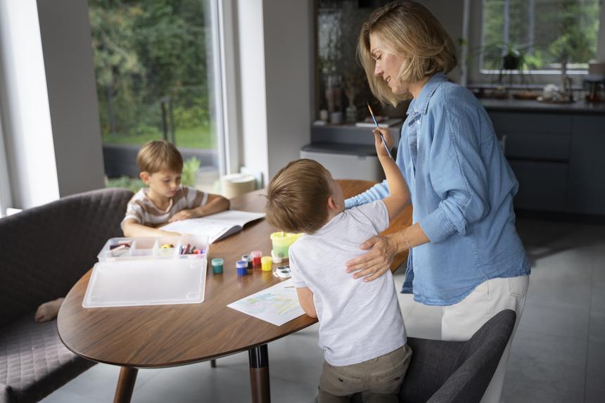Закрылась в ванной и напилась: няня угрожала матери и ребенку в российском городе
