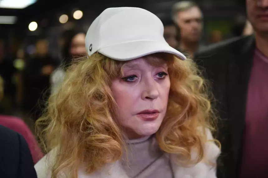 76-летнюю певицу Аллу Пугачеву засняли на Кипре во время шопинга