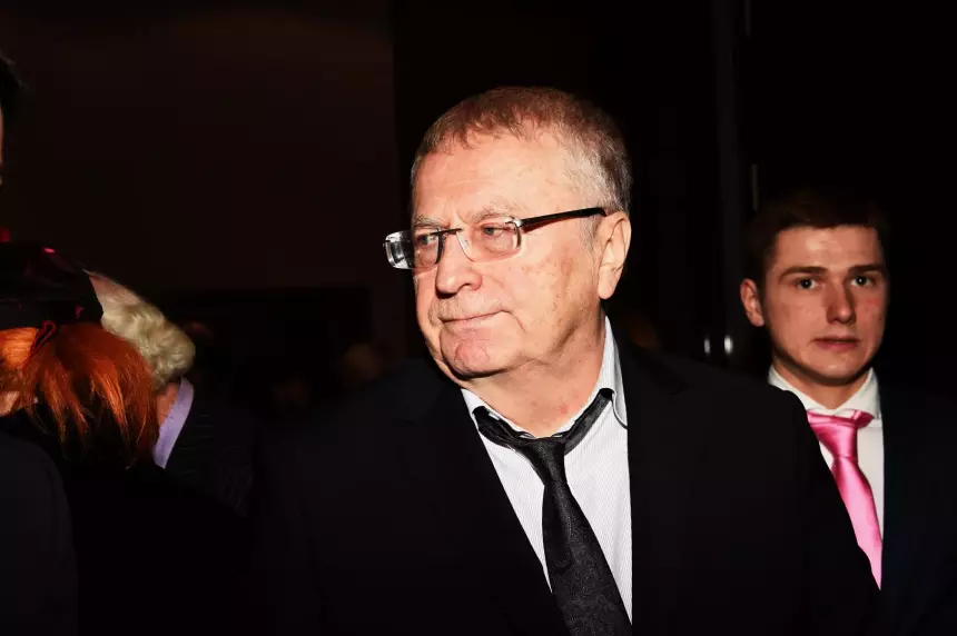 Смяло переднюю часть и бок: Mercedes-Maybach Жириновского дважды попал в ДТП с начала осени