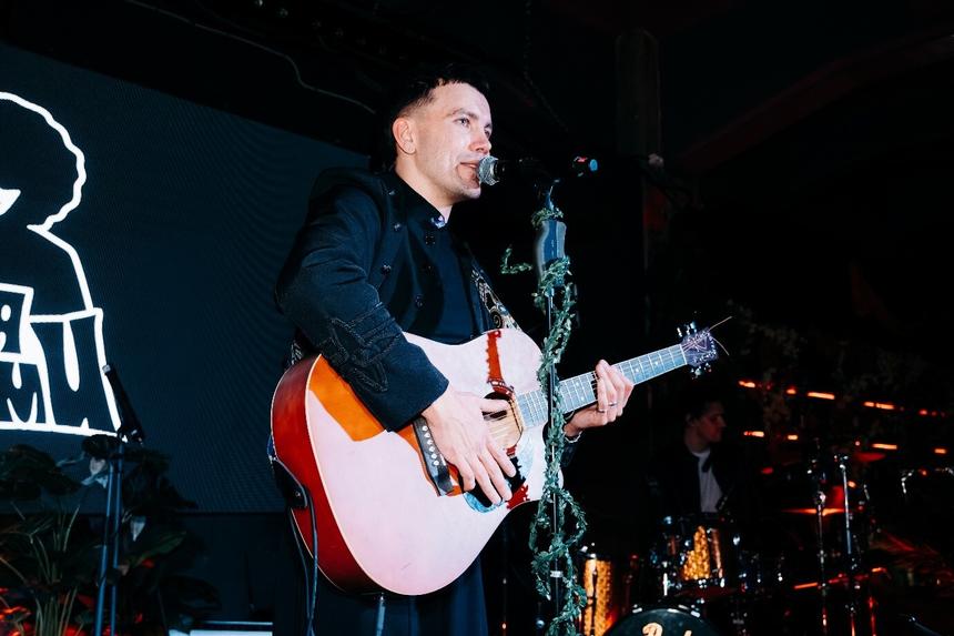 «Начали приставать и угрожать»: певец ДжаЯмми рассказал об опасной встрече во время поездки автостопом по России